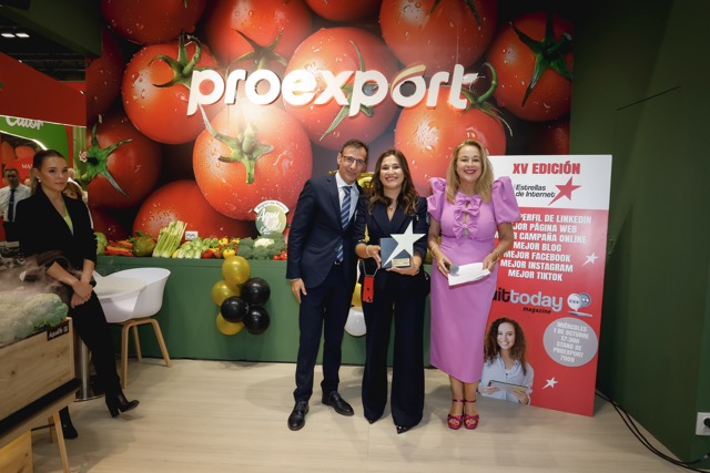 MEJOR CAMPAÑA ONLINE: “Mejor con Brócoli” de la Asociación Más Brócoli Recogen el Premio: Alejandro Monzón, presidente de Aneccop Y Toñi Piernas, presidenta de Más Brócoli